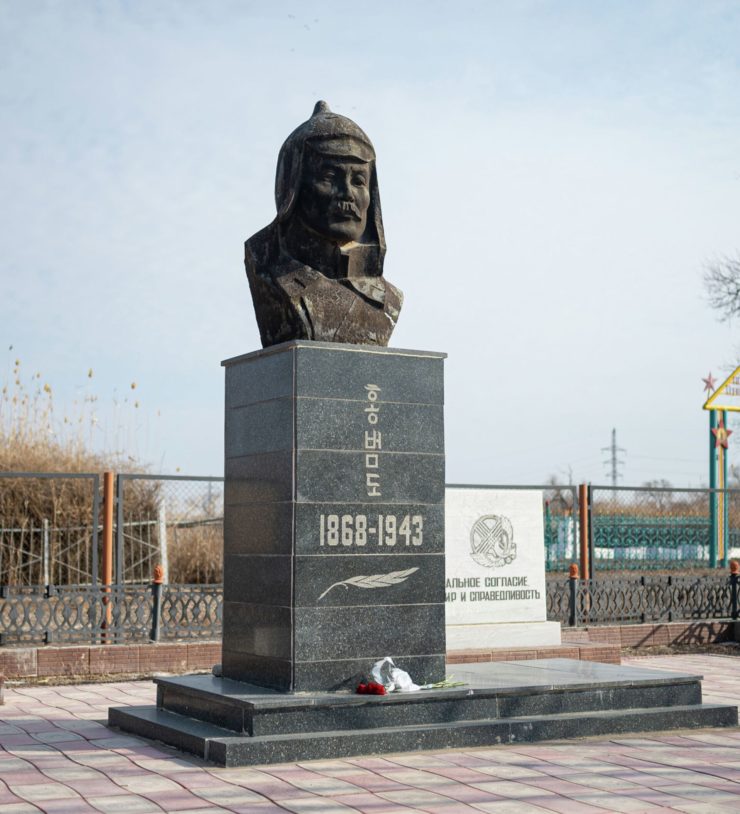 бюст Хон Бом До