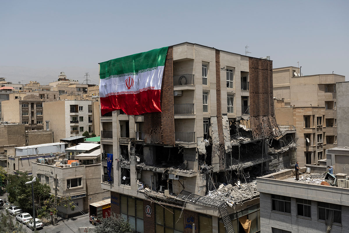 разрушенное здание в Иране