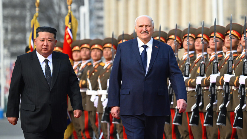Kim Jong-un and Lukashenko walk past the guard of honor