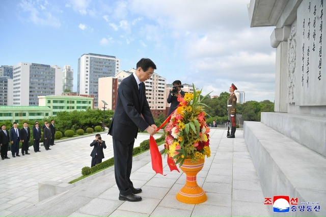 Laying flowers at the Monument of Friendship in the DPRK